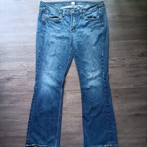 SILVER 18/33 "Lola" jeans midrise bootcut medium wash distressed denim